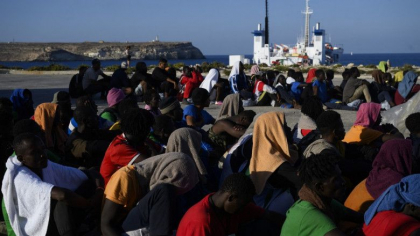 Haos in Lampedusa, asaltata de migranti. Un bebelus s-a inecat inainte de debarcare. Meloni o cheama pe von der Leyen sa vada dezastrul - FOTO Haos in Lampedusa, asaltata de migranti. Un bebelus s-a inecat inainte de debarcare. Meloni o cheama pe von der Leyen sa vada dezastrul - FOTO