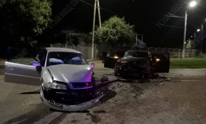 O tanara de 18 ani, fara permis de conducere s-a urcat la volan si a lovit violent o alta masina, la Slobozia. Un pasager - transportat la spital - FOTO O tanara de 18 ani, fara permis de conducere s-a urcat la volan si a lovit violent o alta masina, la Slobozia. Un pasager - transportat la spital - FOTO