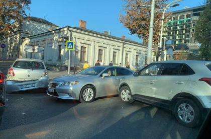 Accident matinal pe o strada din capitala, dupa ce doua masini s-au ciocnit. Nicio persoana nu a avut de suferit - FOTO Accident matinal pe o strada din capitala, dupa ce doua masini s-au ciocnit. Nicio persoana nu a avut de suferit - FOTO