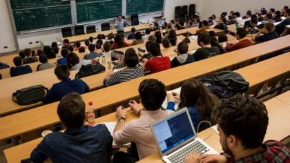 Analiza. Tot mai multi tineri prefera sa-si faca studiile in una dintre institutiile de invatamant din tara Analiza. Tot mai multi tineri prefera sa-si faca studiile in una dintre institutiile de invatamant din tara