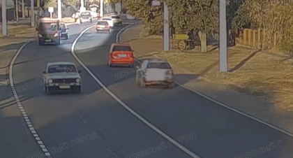 Momentul socant in care doi copii sunt loviti de o masina pe o trecere de pietoni. Una din victime, de 5 ani, a suferit o fractura - VIDEO Momentul socant in care doi copii sunt loviti de o masina pe o trecere de pietoni. Una din victime, de 5 ani, a suferit o fractura - VIDEO