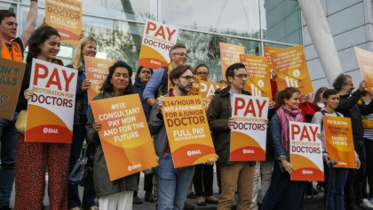 Greva in sistemul medical din Anglia. Medicii si rezidentii protesteaza pana vineri. Ce revendicari au Greva in sistemul medical din Anglia. Medicii si rezidentii protesteaza pana vineri. Ce revendicari au