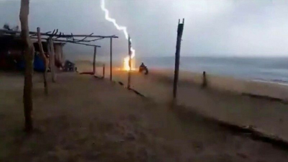 Un barbat si o femeie au fost ucisi de trasnet, pe plaja. Momentul socant a fost filmat - VIDEO Un barbat si o femeie au fost ucisi de trasnet, pe plaja. Momentul socant a fost filmat - VIDEO