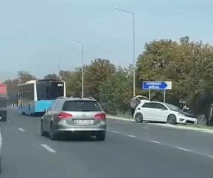 Un automobil a ajuns pe acostament, dupa ce s-a lovit cu un autobuz, la Stauceni - VIDEO Un automobil a ajuns pe acostament, dupa ce s-a lovit cu un autobuz, la Stauceni - VIDEO