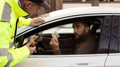 Un tanar fara permis de conducere a fost prins cand circula cu viteza si a vrut sa-i dea politistului 300 de euro. Ce a urmat Un tanar fara permis de conducere a fost prins cand circula cu viteza si a vrut sa-i dea politistului 300 de euro. Ce a urmat