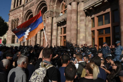 Karabah: Mii de manifestanti la Erevan in fata sediului guvernului armean