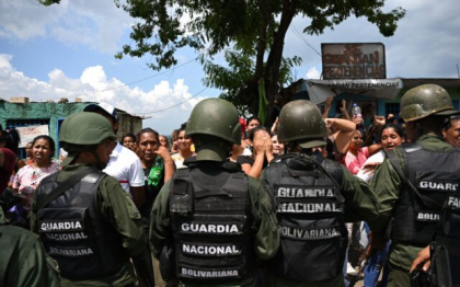 Venezuela a trimis 11.000 de soldati pentru a recastiga o inchisoare controlata de o banda criminala. Inchisoarea a fost transformata in „hotel” cu piscina si club de noapte, rudele dormeau alaturi de detinuti Venezuela a trimis 11.000 de soldati pentru a recastiga o inchisoare controlata de o banda criminala. Inchisoarea a fost transformata in „hotel” cu piscina si club de noapte, rudele dormeau alaturi de detinuti