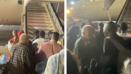 Momentul in care mai multi pasageri incearca sa intre cu forta intr-un avion, dupa ce zborul a fost anulat doua zile la rand
