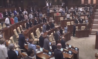 Deputatii au tinut un minut de reculegere in memoria lui Mircea Snegur. Presedintele Parlamentului: „Este o pierdere irecuperabila pentru fiecare cetatean al tarii noastre” Deputatii au tinut un minut de reculegere in memoria lui Mircea Snegur. Presedintele Parlamentului: „Este o pierdere irecuperabila pentru fiecare cetatean al tarii noastre”