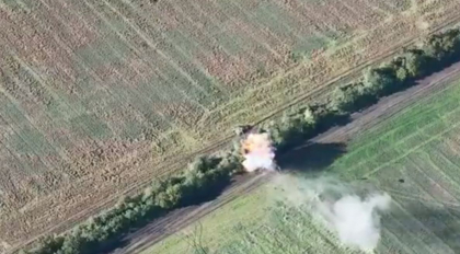 „World of Tanks” in Ucraina: Un tanc ucrainean „se furiseaza” in spatele unui tanc rusesc si trage in el de la cativa metri distanta - VIDEO