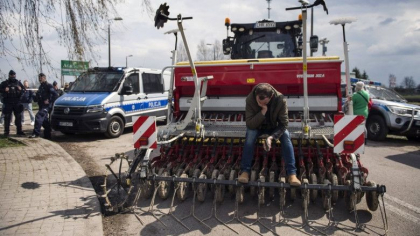 Ucraina anunta negocieri cu Polonia „in urmatoarele zile” pentru solutionarea crizei cerealelor, care a tensionat relatiile intre tari Ucraina anunta negocieri cu Polonia „in urmatoarele zile” pentru solutionarea crizei cerealelor, care a tensionat relatiile intre tari