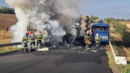 Accident cu un autocar, un microbuz si un TIR in Teleorman, Romania: A fost declansat planul rosu de interventie. Doi adulti si doi copii au fost raniti - VIDEO