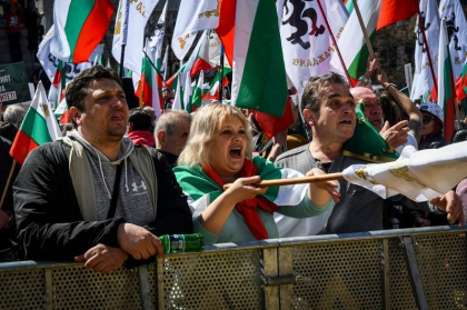 Nationalistii bulgari au protestat impotriva bazelor NATO si trimiterii de arme Ucrainei Nationalistii bulgari au protestat impotriva bazelor NATO si trimiterii de arme Ucrainei