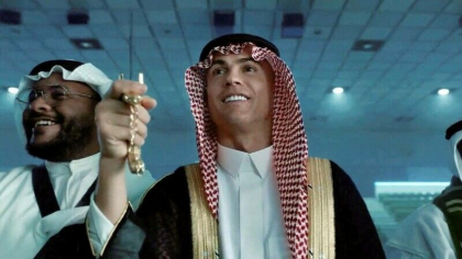 Cristiano Ronaldo, asa cum nu a mai fost vazut vreodata. Fotbalistul s-a imbracat intr-un costum traditional saudit - FOTO Cristiano Ronaldo, asa cum nu a mai fost vazut vreodata. Fotbalistul s-a imbracat intr-un costum traditional saudit - FOTO