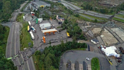 Fisuri masive pe o autostrada din Suedia. Soseaua s-a prabusit. Masini avariate si persoane ranite Fisuri masive pe o autostrada din Suedia. Soseaua s-a prabusit. Masini avariate si persoane ranite