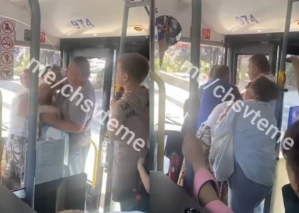 Femeie trasa de par si atacata de o alta femeie intr-un autobuz din capitala. „Chemati politia! Ce va uitati” - VIDEO Femeie trasa de par si atacata de o alta femeie intr-un autobuz din capitala. „Chemati politia! Ce va uitati” - VIDEO