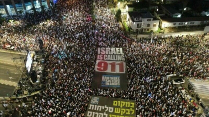 Sute de mii de oamenii au protestat din nou la Tel Aviv impotriva „dictatorului” Netanyahu si a guvernlui sau