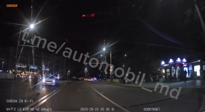 Imagini socante surprinse pe o strada din capitala. O femeie este la un pas sa fie lovita de o masina - VIDEO Imagini socante surprinse pe o strada din capitala. O femeie este la un pas sa fie lovita de o masina - VIDEO