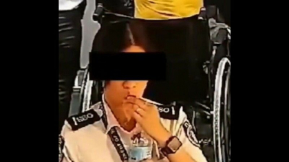 Caz uluitor in Filipine. Angajata unui aeroport ar fi inghitit 300 de dolari furati de la un pasager - VIDEO Caz uluitor in Filipine. Angajata unui aeroport ar fi inghitit 300 de dolari furati de la un pasager - VIDEO