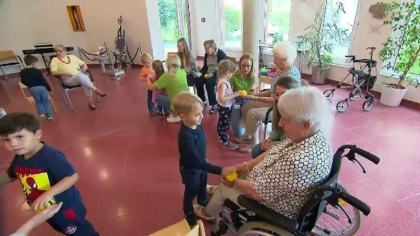 Idee unica in Germania. O gradinita functioneaza intr-un camin de batrani. „Copiii profita de cunostintele seniorilor”