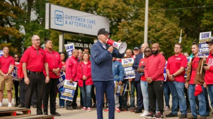 Joe Biden fura lumina reflectoarelor. Primul presedinte american care se alatura unei greve a muncitorilor - VIDEO
Joe Biden fura lumina reflectoarelor. Primul presedinte american care se alatura unei greve a muncitorilor - VIDEO