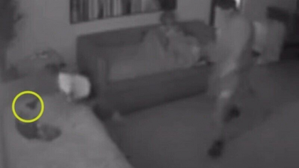 Momentul terifiant in care o fetita de 3 ani se impusca in deget. O ruda se afla in aceeasi camera cu ea - VIDEO Momentul terifiant in care o fetita de 3 ani se impusca in deget. O ruda se afla in aceeasi camera cu ea - VIDEO