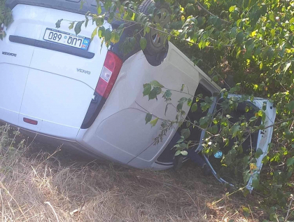 Un sofer de 20 de ani a pierdut controlul volanului si s-a rasturnat cu masina intr-o curba - FOTO