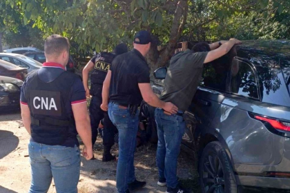 Ar fi cerut 1500 de euro pentru scoaterea unui automobil cu numere straine din baza de date a Serviciului vamal. Un barbat din Chisinau - prins in flagrant de ofiterii CNA 
