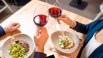 Un barbat a dat-o pe mana politiei pe femeia cu care a avut intalnire la restaurant pentru ca nu a platit jumatate din consumatie Un barbat a dat-o pe mana politiei pe femeia cu care a avut intalnire la restaurant pentru ca nu a platit jumatate din consumatie
