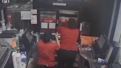 Momentul in care angajata unui fast-food scoate pistolul la un client nemultumit ca nu a primit cartofii comandati