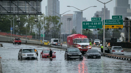 Stare de urgenta in New York. Mai multe artere ale metropolei au fost blocate din cauza inundatiilor provocate de ploi Stare de urgenta in New York. Mai multe artere ale metropolei au fost blocate din cauza inundatiilor provocate de ploi