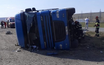Un TIR cu numere de inmatriculare moldovenesti s-a rasturnat in Romania. O ambulanta SMURD, la locul accidentului - FOTO Un TIR cu numere de inmatriculare moldovenesti s-a rasturnat in Romania. O ambulanta SMURD, la locul accidentului - FOTO