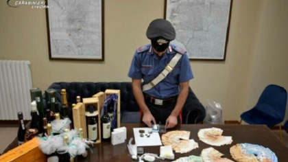 In casa unei romance a fost gasit vin si marturiile unei viitoare mirese. Ce au mai descoperit politistii din Italia In casa unei romance a fost gasit vin si marturiile unei viitoare mirese. Ce au mai descoperit politistii din Italia
