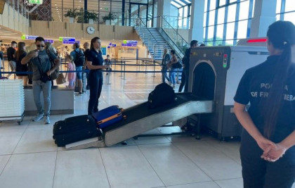 Obiecte ciudate, depistate in bagajul unui strain care a sosit din Istanbul - FOTO