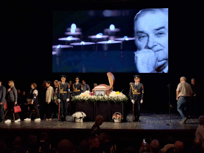 Funerariile scriitorului Ion Druta. Sicriul acestuia - transportat spre Soroca, acolo unde se va desfasura slujba religioasa - VIDEO Funerariile scriitorului Ion Druta. Sicriul acestuia - transportat spre Soroca, acolo unde se va desfasura slujba religioasa - VIDEO
