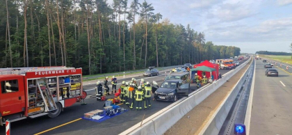 Accident cu 12 victime pe o autostrada din Germania. Un microbuz care se indrepta spre Romania s-a izbit de o masina - FOTO Accident cu 12 victime pe o autostrada din Germania. Un microbuz care se indrepta spre Romania s-a izbit de o masina - FOTO
