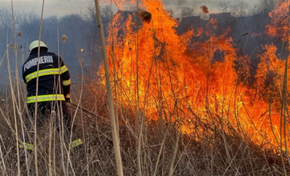 Moldova, in flacari. Mai multe terenuri din Straseni, Hincesti, Anenii Noi si Leova au fost nimicite de foc in acest weekend - FOTO