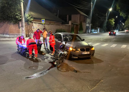 Accident in capitala. Un motociclist - transportat de urgenta la spital, dupa ce s-a lovit de un BMW - FOTO Accident in capitala. Un motociclist - transportat de urgenta la spital, dupa ce s-a lovit de un BMW - FOTO
