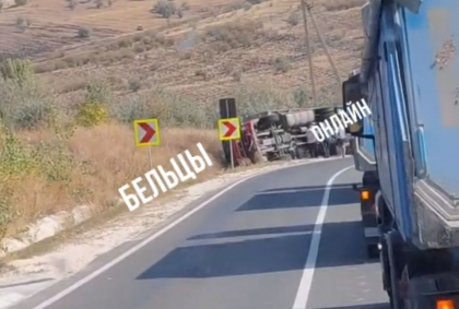 Un camion incarcat cu carbune s-a rasturnat, la Ungheni. Imagini surprinse de martori - VIDEO Un camion incarcat cu carbune s-a rasturnat, la Ungheni. Imagini surprinse de martori - VIDEO