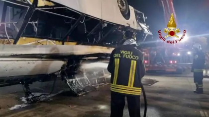 Momentul in care autocarul cade in gol de pe pod si ia foc, la periferia Venetiei, surprins de o camera de supraveghere Momentul in care autocarul cade in gol de pe pod si ia foc, la periferia Venetiei, surprins de o camera de supraveghere