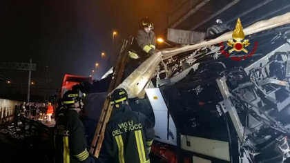 Patru romani au murit in accidentul din Venetia in care un autocar a cazut in gol. Este vorba de doi frati si parintii lor Patru romani au murit in accidentul din Venetia in care un autocar a cazut in gol. Este vorba de doi frati si parintii lor