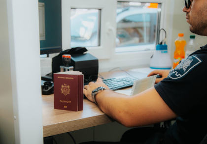 Au platit 300 de euro pentru acte de identitate romanesti. Doi barbati care calatoreau in Germania, prinsi la vama Leuseni