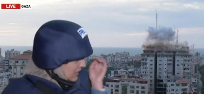 Momentul in care o racheta israeliana loveste Palestine Tower din Gaza. O jurnalista transmitea in direct. Riposta Hamas - VIDEO
