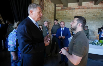Volodimir Zelenski face marti prima vizita oficiala in Romania de la inceputul invaziei. Liderul ucrainean va sustine un discurs in plenul reunit - presa romana Volodimir Zelenski face marti prima vizita oficiala in Romania de la inceputul invaziei. Liderul ucrainean va sustine un discurs in plenul reunit - presa romana