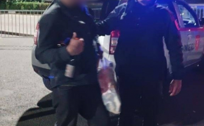 Au deteriorat un stand de vinuri si au furat trei sticle. Isprava a doi barbati, de Ziua Vinului Au deteriorat un stand de vinuri si au furat trei sticle. Isprava a doi barbati, de Ziua Vinului