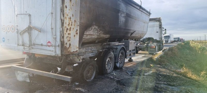 Un TIR din Moldova a luat foc pe o strada din Romania. Pompierii au intervenit pentru stingerea incendiului. Soferul - testat cu aparatul etilotest