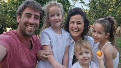 Parintii si copiii au facut un selfie inainte sa fie ucisi de militantii Hamas. Ultimul mesaj trimis prietenilor | FOTO Parintii si copiii au facut un selfie inainte sa fie ucisi de militantii Hamas. Ultimul mesaj trimis prietenilor | FOTO