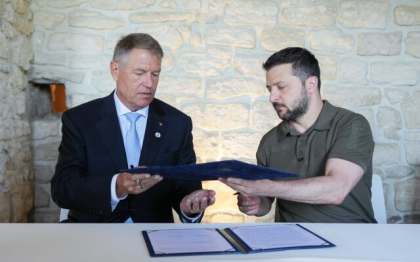 Presedintele Zelenski a ajuns la Bucuresti: „Romania este un prieten care ne-a venit in ajutor in cea mai neagra zi a noastra” - FOTO
Presedintele Zelenski a ajuns la Bucuresti: „Romania este un prieten care ne-a venit in ajutor in cea mai neagra zi a noastra” - FOTO