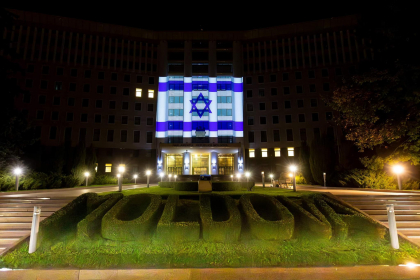 Solidaritate cu poporul israelian. Cladirea Parlamentului, iluminata in culorile drapelului Israelului - FOTO Solidaritate cu poporul israelian. Cladirea Parlamentului, iluminata in culorile drapelului Israelului - FOTO