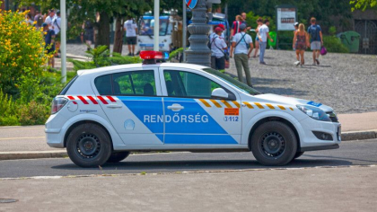 Doi morti si sase raniti intr-un accident in Ungaria. O masina plina cu migranti a intrat intr-un copac Doi morti si sase raniti intr-un accident in Ungaria. O masina plina cu migranti a intrat intr-un copac